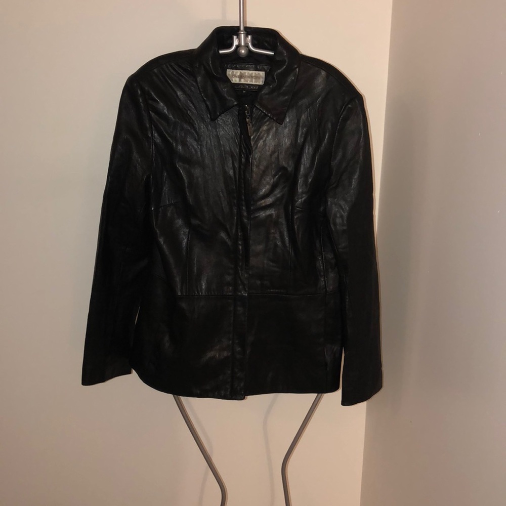 Leather jacket w/zipper closure